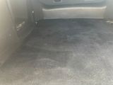 une photo de l'arrière d'une voiture avec le coffre ouvert