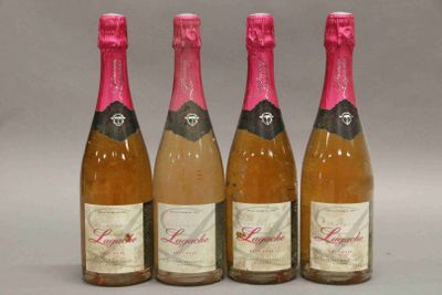 trois bouteilles de vin posées l'une à côté de l'autre sur une table