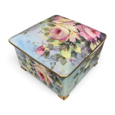 une image représentant une boîte décorative sur laquelle sont peintes des fleurs
