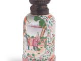 une image représentant un vase orné d'une peinture, posé sur une table