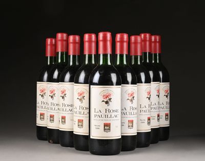 six bouteilles de vin rouge sont alignées