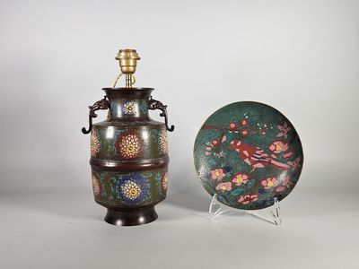 Vase balustre en bronze cloisonné émaillé de pivoines, les a…