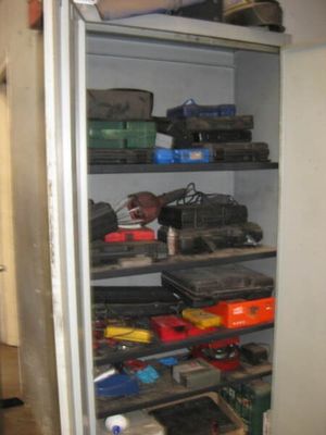 une armoire remplie d'objets divers dans une pièce