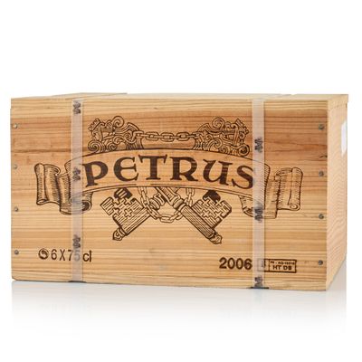 une caisse en bois contenant une bouteille de vin