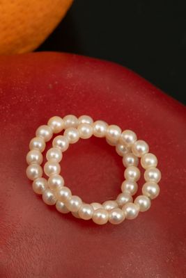 Paire de bagues souples composées de petites perles de cultu…