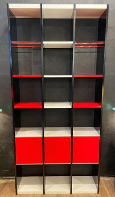 Etagère en bois mélaminé laqué noir, blanc et rouge, et deux…