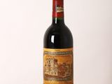 une bouteille de vin rouge posée sur une table en bois