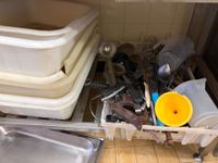 Un lot d'ustensiles et bacs plastique (fouet. (photo 4)