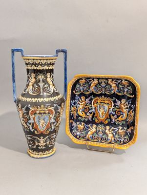 deux vases posés l'un à côté de l'autre sur une table