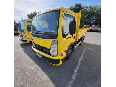 un camion jaune garé dans un parking
