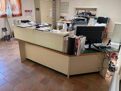 un bureau équipé d'un ordinateur et d'une imprimante