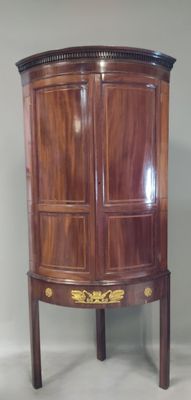 Grande encoignure en bois de placage, ouvrant à deux vantaux…