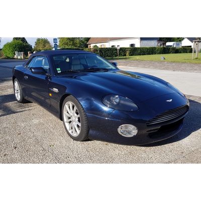 une photo d'une voiture de sport bleue garée sur un parking