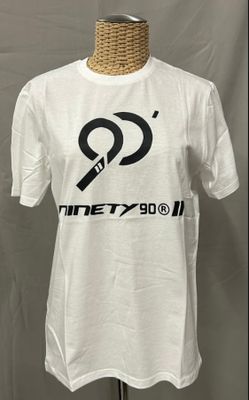 un t-shirt blanc orné d'un logo noir et blanc