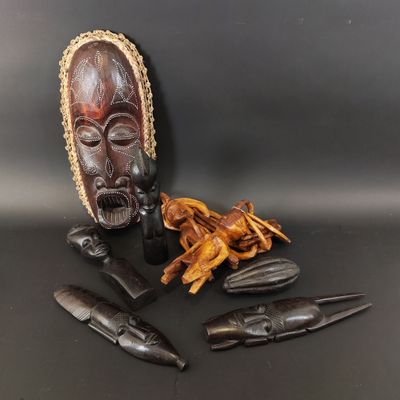 Afrique, XXe siècle Ensemble de sept pièces à en bois sculpt…