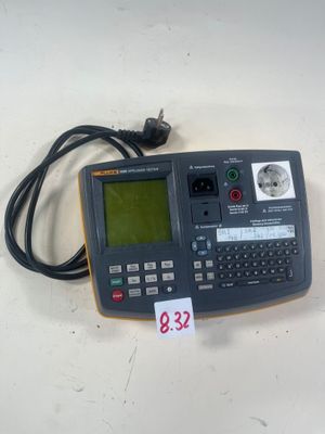un gros plan d'une calculatrice posée sur une table, avec une étiquette de prix