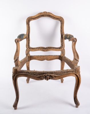 Structure de fauteuil en noyer mouluré, époque Régence, acci…