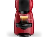une cafetière rouge contenant une tasse de café