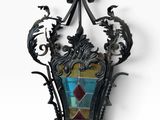 applique murale en fer forgé avec un panneau de vitrail