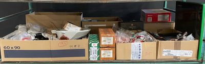 de nombreuses caisses et encore des caisses de nourriture à l'arrière d'un camion