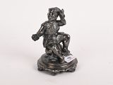 une statue d'un homme assis sur une table
