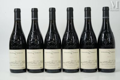 six bouteilles de vin sont alignées sur une table