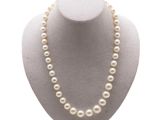 gros plan d'un collier de perles sur un mannequin