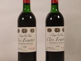 deux bouteilles de vin posées l'une à côté de l'autre sur une table