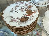 plusieurs assiettes et bols exposés dans une vitrine