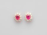 une paire de boucles d'oreilles en saphir rose et diamant