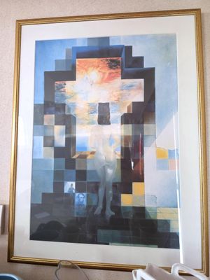 une photo d'un tableau accroché au mur