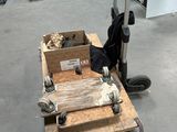 un petit chariot sur lequel sont posées deux caisses, dans un entrepôt