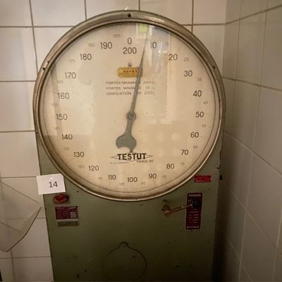 une grande balance avec une horloge dessus dans une salle de bains