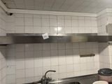 une photo d'une cuisine avec un évier et une cuisinière