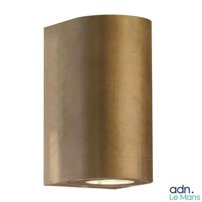 gros plan d'un luminaire sur fond blanc