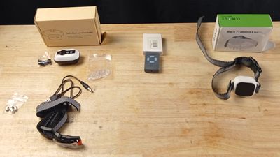 une table en bois avec une boîte, un casque audio, une télécommande et d'autres objets