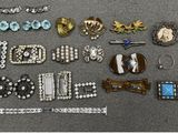 beaucoup de bijoux posés à même le sol