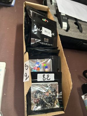 une boîte contenant divers objets, posée sur un bureau