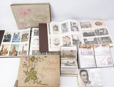 un grand nombre de livres posés sur une table