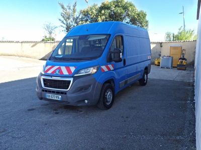 une camionnette bleue garée dans un parking