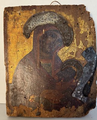 une peinture ancienne représentant une femme tenant un bébé dans ses bras
