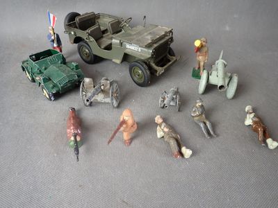 beaucoup de jouets posés sur une table