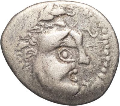 un gros plan d'une pièce de monnaie avec un visage dessus