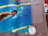 un livre ouvert sur lequel figure l'image d'un homme en train de nager dans une piscine