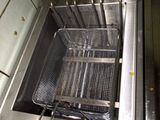 une image d'une friteuse commerciale dans une cuisine commerciale