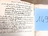un vieux livre écrit posé sur une table