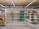 un magasin dont les rayons regorgent de sodas et d'autres boissons