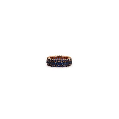 gros plan d'une bague sur fond blanc
