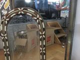deux miroirs posés sur un plancher en bois