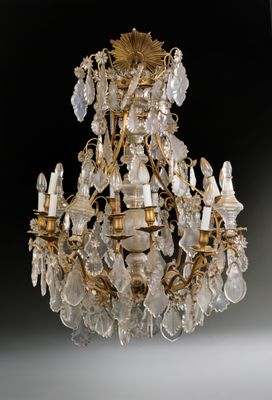 lustre en forme de lustre orné de gouttes de cristal